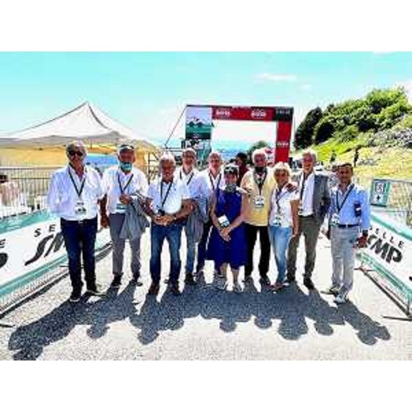 L'assessore regionale alle Finanze Barbara Zilli insieme al patron delle tappe in Friuli Venezia Giulia del Giro Rosa, Enzo Cainero, e alcuni amministratori locali - L'assessore regionale alle Finanze Barbara Zilli insieme al patron delle tappe in Friuli Venezia Giulia del Giro Rosa, Enzo Cainero, e alcuni amministratori locali