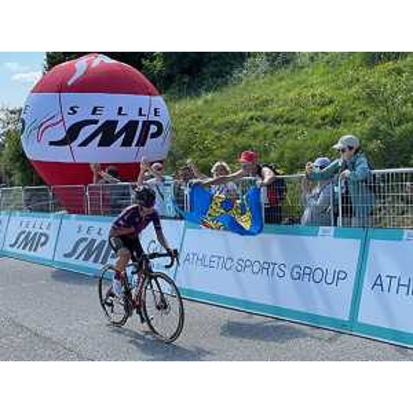 L'arrivo di una atlta asotto il traguardo del Giro rosa, posto sulla vetta del monte Matajur - L'arrivo di una atlta asotto il traguardo del Giro rosa, posto sulla vetta del monte Matajur