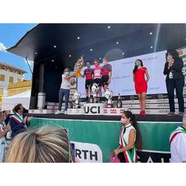 L'assessore regionale alle Attività produttive e al turismo, Sergio Emidio Bini, alla premiazione del Giro ciclistico rosa, sul palco con la vincitrice, con la friulana Cecchini e il campione di ciclocross, Pontini, e con i sindaco del Collio. - L'assessore regionale alle Attività produttive e al turismo, Sergio Emidio Bini, alla premiazione del Giro ciclistico rosa, sul palco con la vincitrice, con la friulana Cecchini e il campione di ciclocross, Pontini, e con i sindaco del Collio. 