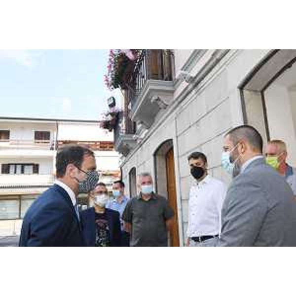 Il governatore del Friuli Venezia Giulia, Massimiliano Fedriga, alla presentazione del progetto di ampliamento delle Terme di Arta assieme al sindaco, Luigi Gonano. - Il governatore del Friuli Venezia Giulia, Massimiliano Fedriga, alla presentazione del progetto di ampliamento delle Terme di Arta assieme al sindaco, Luigi Gonano.