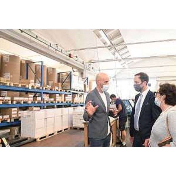 Il governatore del Friuli Venezia Giulia, Massimiliano Fedriga durante la vista alla Pigna Envelopes. - Il governatore del Friuli Venezia Giulia, Massimiliano Fedriga durante la vista alla Pigna Envelopes.