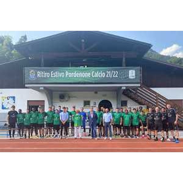 L'assessore Gibelli con giocatori e staff del Pordenone Calcio. - L'assessore Gibelli con giocatori e staff del Pordenone Calcio.