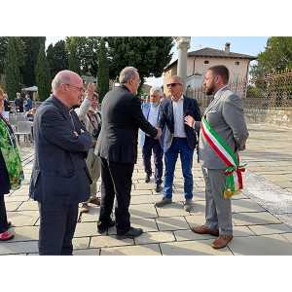 Il presidente Piero Mauro Zanin saluta monsignor Pierbattista Pizzaballa e l'arcivescovo di Gorizia, Carlo Roberto Maria Radaelli - Il presidente Piero Mauro Zanin saluta monsignor Pierbattista Pizzaballa e l'arcivescovo di Gorizia, Carlo Roberto Maria Radaelli
