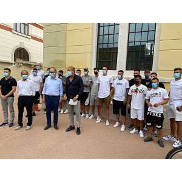 Il vicegovernatore della Regione Riccardo Riccardi con i giocatori della Triestina calcio che oggi si sono sottoposti alla vaccinazione - Il vicegovernatore della Regione Riccardo Riccardi con i giocatori della Triestina calcio che oggi si sono sottoposti alla vaccinazione 