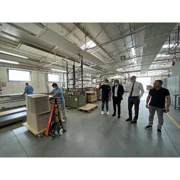 L'assessore Bini durante la visita compiuta alla Fiver di Pasiano - L'assessore Bini durante la visita compiuta alla Fiver di Pasiano