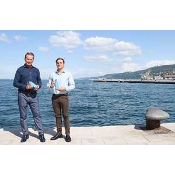 Lassessore alla Difesa dellambiente, Fabio Scoccimarro, con il tuffatore Alessandro De Rose. - Lassessore alla Difesa dellambiente, Fabio Scoccimarro, con il tuffatore Alessandro De Rose.