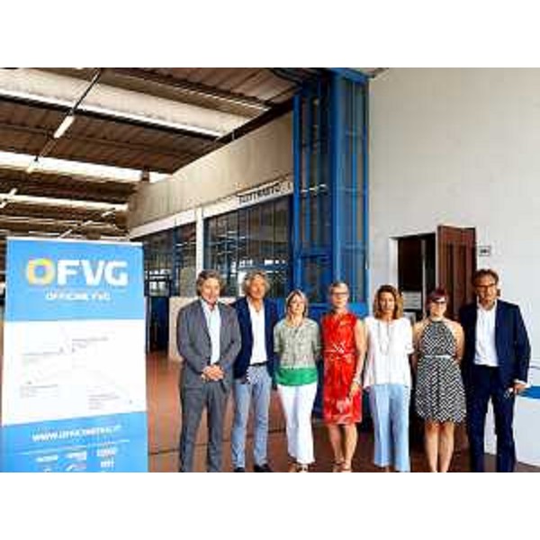 L'assessore regionale alle Attività produttive Sergio Emidio Bini con il presidente di Officine Fvg Enzo Tulisso, la presidente di Friulia Federica Seganti e alcuni dipendenti dell'azienda, in visita allo stabilimento di Campoformido. - L'assessore regionale alle Attività produttive Sergio Emidio Bini con il presidente di Officine Fvg Enzo Tulisso, la presidente di Friulia Federica Seganti e alcuni dipendenti dell'azienda, in visita allo stabilimento di Campoformido.