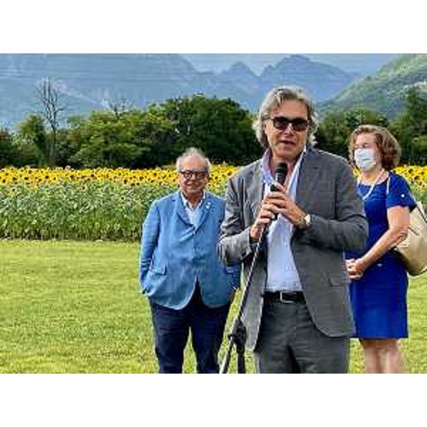 L'intervento di saluto dell'assessore regionale alle Attività produttive Sergio Emidio Bini durante la cerimonia di inaugurazione del centro servizi presente nella zona industriale di Meduno - L'intervento di saluto dell'assessore regionale alle Attività produttive Sergio Emidio Bini durante la cerimonia di inaugurazione del centro servizi presente nella zona industriale di Meduno