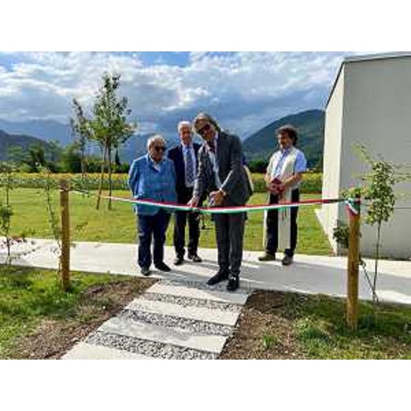 La cerimonia del taglio del nastro al nuovo centro servizi presente nell'area industriale di Meduno alla presenza dell'assessore regionale alle Attività produttive Sergio Emidio Bini - La cerimonia del taglio del nastro al nuovo centro servizi presente nell'area industriale di Meduno alla presenza dell'assessore regionale alle Attività produttive Sergio Emidio Bini 