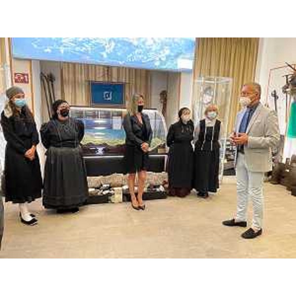 L'intervento del presidente del Cr Fvg, Piero Mauro Zanin, affiancato dalla presidente dell'associazione Amici Alpi Carniche, Barbara Carnelutti e dalle figuranti con gli abiti delle portatrici carniche - L'intervento del presidente del Cr Fvg, Piero Mauro Zanin, affiancato dalla presidente dell'associazione Amici Alpi Carniche, Barbara Carnelutti e dalle figuranti con gli abiti delle portatrici carniche