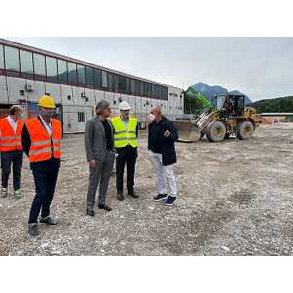 Una fase del sopralluogo svolto oggi dall'assessore regionale alle Attività produttive Sergio Emidio Bini svoltosi al cantiere di Tolmezzo - Una fase del sopralluogo svolto oggi dall'assessore regionale alle Attività produttive Sergio Emidio Bini svoltosi al cantiere di Tolmezzo