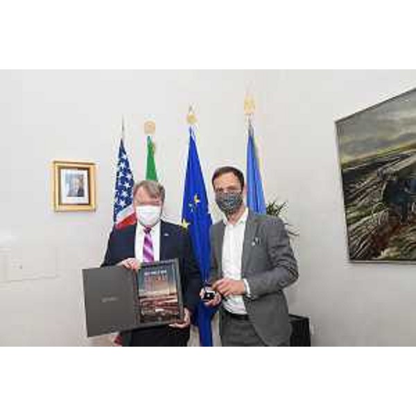 I doni consegnati dal governatore della Regione Massimiliano Fedriga al console generale degli Stati Uniti in Italia Robert Needham nel corso dell'incontro svoltosi oggti a Trieste - I doni consegnati dal governatore della Regione Massimiliano Fedriga al console generale degli Stati Uniti in Italia Robert Needham nel corso dell'incontro svoltosi oggti a Trieste