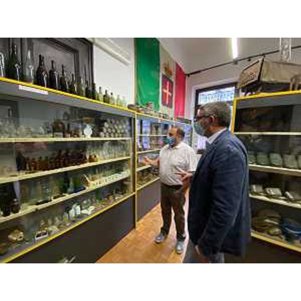 Lassessore regionale alle Autonomie locali e sicurezza Pierpaolo Roberti durante la visita alla mostra dedicata agli oggetti della Grande Guerra ritrovati sulle montagne della zona e allestita allinterno del municipio di Pontebba. - Lassessore regionale alle Autonomie locali e sicurezza Pierpaolo Roberti durante la visita alla mostra dedicata agli oggetti della Grande Guerra ritrovati sulle montagne della zona e allestita allinterno del municipio di Pontebba.