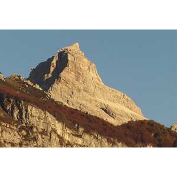 Cimolais (Pordenone) in Val Cellina: il Monte Duranno con la parete Est illuminata e le faggete di Lodina. Foto: Archivio del Corpo forestale regionale - Marco Pradella