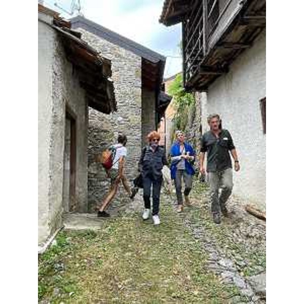 L'assessore regionale alla Cultura, Tiziana Gibelli, con gli organizzatori dell XXVIII Stazione di Topolo, a Grimacco, Antonella Bucovaz e Moreno Miorelli. - L'assessore regionale alla Cultura, Tiziana Gibelli, con gli organizzatori dell XXVIII Stazione di Topolo, a Grimacco, Antonella Bucovaz e Moreno Miorelli.