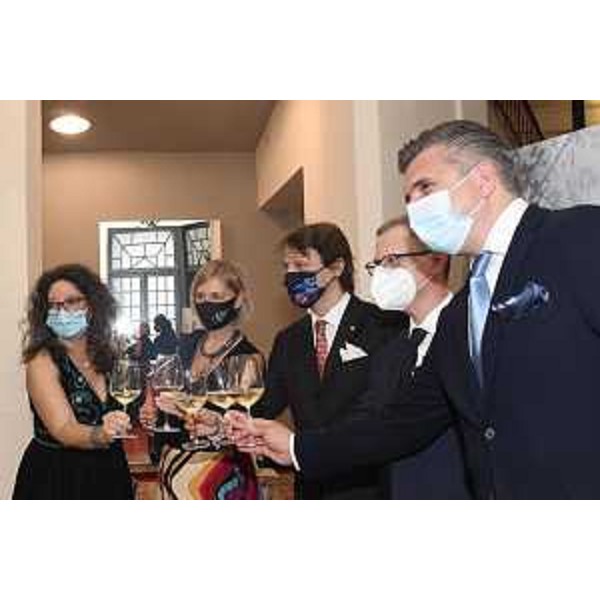 Lassessore regionale alle risorse agroalimentari, forestali, ittiche e montagna Stefano Zannier (il secondo da destra) al brindisi benaugurale in occasione della prima dello spettacolo "I suoni del Danubio con le stelle del Teatro dellOperetta di Budapest". - Lassessore regionale alle risorse agroalimentari, forestali, ittiche e montagna Stefano Zannier (il secondo da destra) al brindisi benaugurale in occasione della prima dello spettacolo "I suoni del Danubio con le stelle del Teatro dellOperetta di Budapest". 