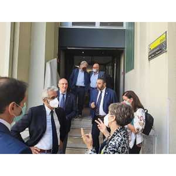 Lassessore regionale al Patrimonio, demanio, servizi generali e sistemi informativi Sebastiano Callari durante la visita all'Insiel della delegazione composta, oltre che da Pais, dai vertici dellUniversità di Sassari, a partire dal rettore Gavino Mariotti, e dal senatore Carlo Doria. - Lassessore regionale al Patrimonio, demanio, servizi generali e sistemi informativi Sebastiano Callari durante la visita all'Insiel della delegazione composta, oltre che da Pais, dai vertici dellUniversità di Sassari, a partire dal rettore Gavino Mariotti, e dal senatore Carlo Doria.