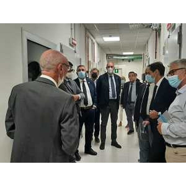 Lassessore regionale al Patrimonio, demanio, servizi generali e sistemi informativi Sebastiano Callari durante la visita all'Insiel della delegazione composta, oltre che da Pais, dai vertici dellUniversità di Sassari, a partire dal rettore Gavino Mariotti, e dal senatore Carlo Doria. - Lassessore regionale al Patrimonio, demanio, servizi generali e sistemi informativi Sebastiano Callari durante la visita all'Insiel della delegazione composta, oltre che da Pais, dai vertici dellUniversità di Sassari, a partire dal rettore Gavino Mariotti, e dal senatore Carlo Doria.