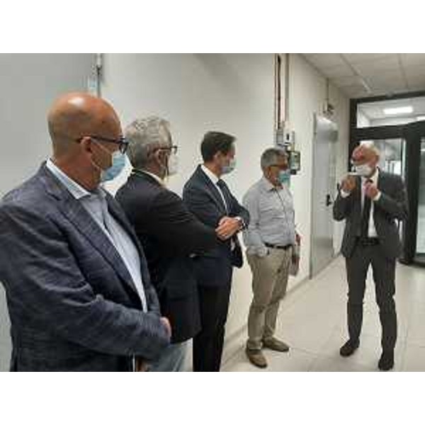 Lassessore regionale al Patrimonio, demanio, servizi generali e sistemi informativi Sebastiano Callari durante la visita all'Insiel della delegazione composta, oltre che da Pais, dai vertici dellUniversità di Sassari, a partire dal rettore Gavino Mariotti, e dal senatore Carlo Doria. - Lassessore regionale al Patrimonio, demanio, servizi generali e sistemi informativi Sebastiano Callari durante la visita all'Insiel della delegazione composta, oltre che da Pais, dai vertici dellUniversità di Sassari, a partire dal rettore Gavino Mariotti, e dal senatore Carlo Doria.