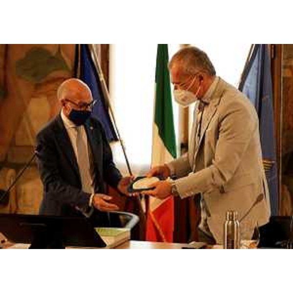 Lo scambio dei doni istituzionali tra Zanin (a destra) e il rettore di Udine, Roberto Pinton - Lo scambio dei doni istituzionali tra Zanin (a destra) e il rettore di Udine, Roberto Pinton