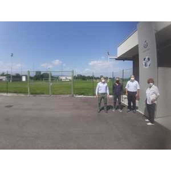 L'assessore regionale alla Cultura e sport, Tiziana Gibelli con il sindaco di Vivaro Candido Mauro all'impianto polisportivo comunale. - L'assessore regionale alla Cultura e sport, Tiziana Gibelli con il sindaco di Vivaro Candido Mauro all'impianto polisportivo comunale. 