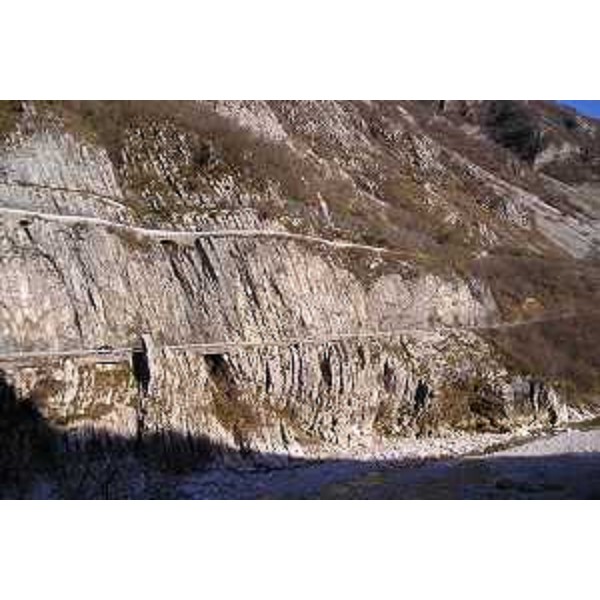 Maniago (Pordenone): la strada sotto le stratificazioni riocciose della brachianticlinale del Monte Jouf. Foto: Archivio del Corpo forestale regionale - Marco Pradella