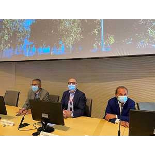 Il vicegovernatore Riccardi assime al rettore Di Lenarda e al direttore Poggiana durante la cerimonia di ringraziamento agli specializzandi e agli studenti del corso di Medicina e Chirurgia dell'Azienda sanitaria universitaria Giuliano Isontina - Il vicegovernatore Riccardi assime al rettore Di Lenarda e al direttore Poggiana durante la cerimonia di ringraziamento agli specializzandi e agli studenti del corso di Medicina e Chirurgia dell'Azienda sanitaria universitaria Giuliano Isontina