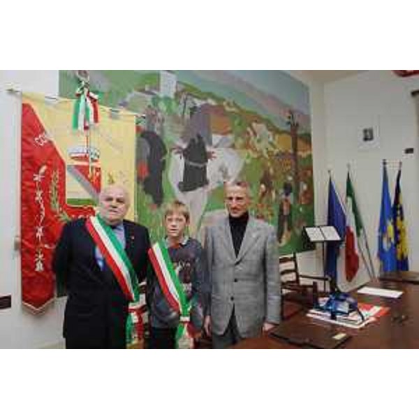 Giorgio Menis (Sindaco Treppo Grande), Mattia Castellani (Sindaco Consiglio comunale dei Ragazzi) e Riccardo Illy (Presidente Regione Friuli Venezia Giulia) nel corso dell'incontro nel Comune di Treppo Grande. (Treppo Grande 11/01/08)