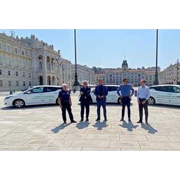 L'assessore Scoccimarro alla consegna delle auto elettriche. - L'assessore Scoccimarro alla consegna delle auto elettriche.