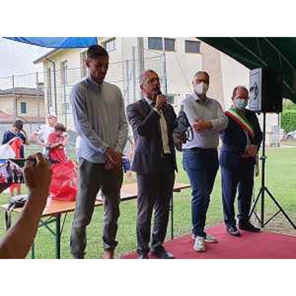 Sul palco di Flambruzzo: il primo da destra è Mario Anzil, sindaco di Rivignano Teor - Sul palco di Flambruzzo: il primo da destra è Mario Anzil, sindaco di Rivignano Teor