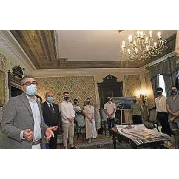 In primo piano l'assessore Roberti durante la presentazione nel Salotto azzurro del Comune di Trieste dello spettacolo "Corpi in fuga". - In primo piano l'assessore Roberti durante la presentazione nel Salotto azzurro del Comune di Trieste dello spettacolo "Corpi in fuga".