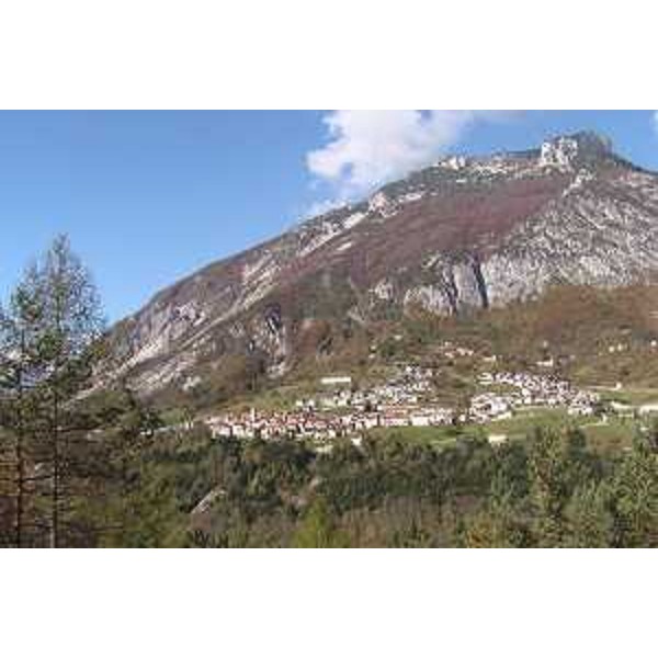 Erto e Casso (Pordenone): il Monte Salta sovrasta Erto. Foto: Archivio del Corpo forestale regionale - Marco Pradella