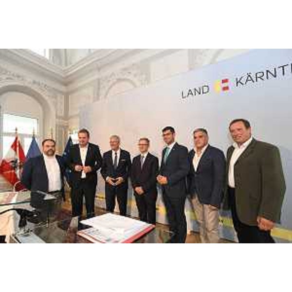 Un momento della cerimonia della firma dell'accordo - Un momento della cerimonia della firma dell'accordo