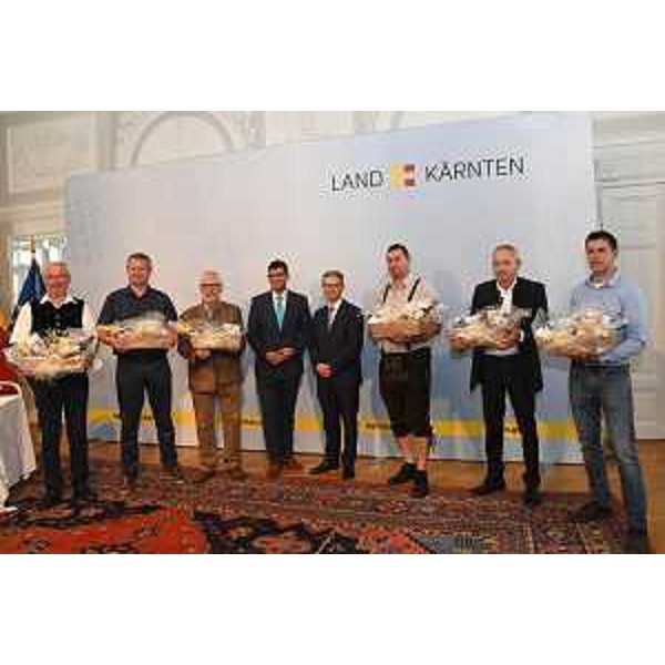 Un momento della sottoscrizione dell'accordo - Un momento della sottoscrizione dell'accordo