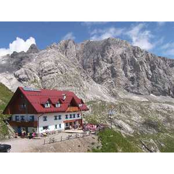 Forni Avoltri (Udine): il Rifugio Marinelli al Coglians, con la Creta da Chianevate, versante Val di Collina. Foto: Archivio del Corpo forestale regionale - Marco Pradella