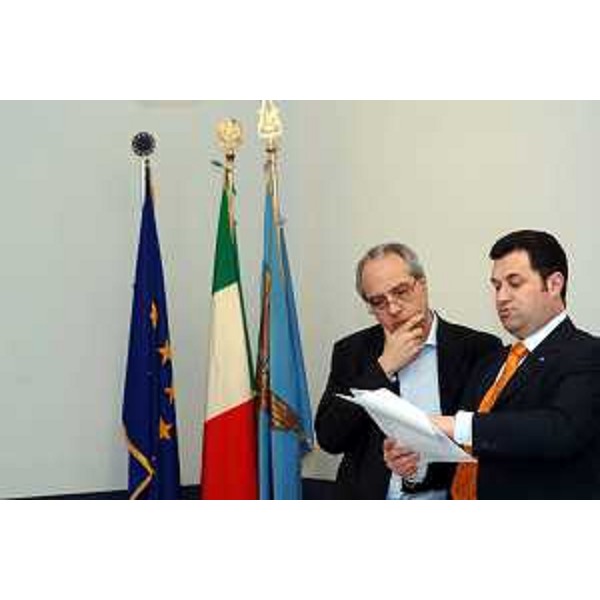 Gianni Pecol Cominotto (Assessore regionale all’organizzazione, personale e sistemi informativi) con Franco Iacop (Assessore regionale per le relazioni internazionali, comunitarie e autonomie locali) ritratti con le bandiere (21/04/2006)