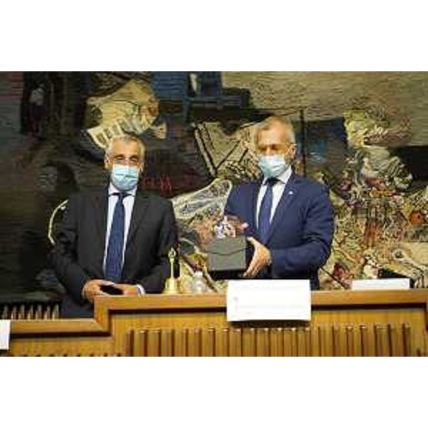 Il presidente di Aicccre, Franco Brussa, consegna il dodecaedro al presidente del Consiglio regionale, Piero Mauro Zanin - Il presidente di Aicccre, Franco Brussa, consegna il dodecaedro al presidente del Consiglio regionale, Piero Mauro Zanin