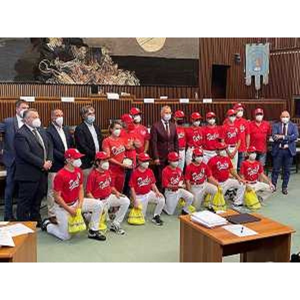 Il presidente del Cr Fvg, Piero Mauro Zanin, e alcuni consiglieri con i campioni italiani Under 12 dell'Asd Staranzano Ducks - Il presidente del Cr Fvg, Piero Mauro Zanin, e alcuni consiglieri con i campioni italiani Under 12 dell'Asd Staranzano Ducks