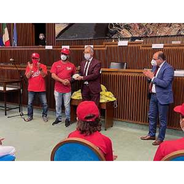 Il presidente Piero Mauro Zanin premia i vertici societari staranzanesi, affiancato dal consigliere Diego Moretti - Il presidente Piero Mauro Zanin premia i vertici societari staranzanesi, affiancato dal consigliere Diego Moretti