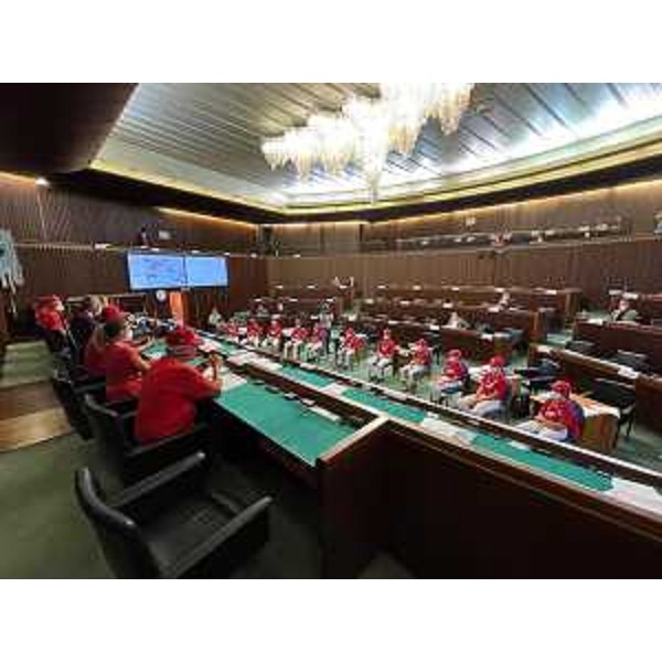 La squadra staranzanese schierata di fronte all'autorità nell'emiciclo di piazza Oberdan - La squadra staranzanese schierata di fronte all'autorità nell'emiciclo di piazza Oberdan