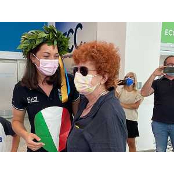 L'assessore regionale allo Sport Tiziana Gibelli insieme a Mara Navarria, medaglia di bronzo alle olimpiadi di Tokyo, di rientro all'aeroporto di Ronchi dei Legionari - L'assessore regionale allo Sport Tiziana Gibelli insieme a Mara Navarria, medaglia di bronzo alle olimpiadi di Tokyo, di rientro all'aeroporto di Ronchi dei Legionari 
