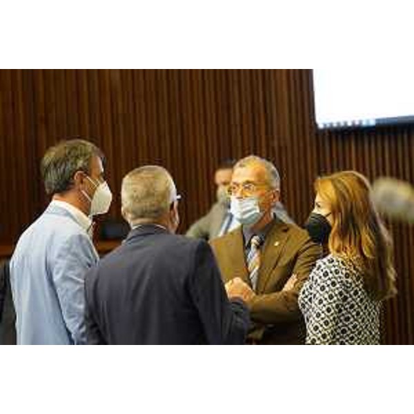 Il presidente del Cr Fvg, Piero Mauro Zanin, con Mara Piccin (FI) e, di spalle, i leghisti, Luca Boschetti e Ivo Moras - Il presidente del Cr Fvg, Piero Mauro Zanin, con Mara Piccin (FI) e, di spalle, i leghisti, Luca Boschetti e Ivo Moras