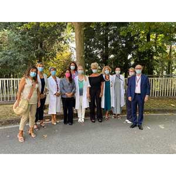 Il personale del Burlo Garofolo con il vicegovernatore Riccardi e la senatrice Ronzulli. - Il personale del Burlo Garofolo con il vicegovernatore Riccardi e la senatrice Ronzulli.