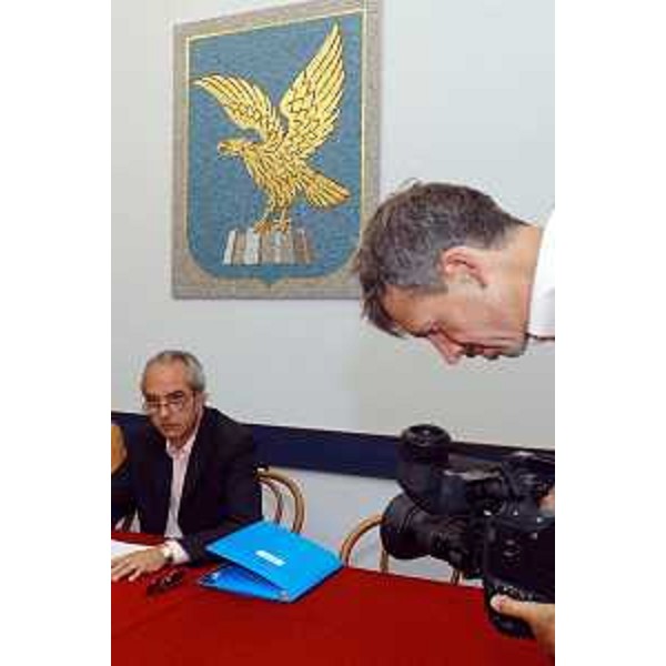 Gianni Pecol Cominotto (Assessore regionale all’organizzazione, personale e sistemi informativi) ritratto nel corso di una conferenza stampa della Giunta Regionale con un operatore di Rai 3 