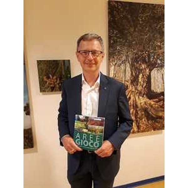 L'assessore regionale alle Risorse forestali Stefano Zannier presenta la guida dedicata alle aree gioco nelle proprietà forestali di pianura del Friuli Venezia Giulia - L'assessore regionale alle Risorse forestali Stefano Zannier presenta la guida dedicata alle aree gioco nelle proprietà forestali di pianura del Friuli Venezia Giulia