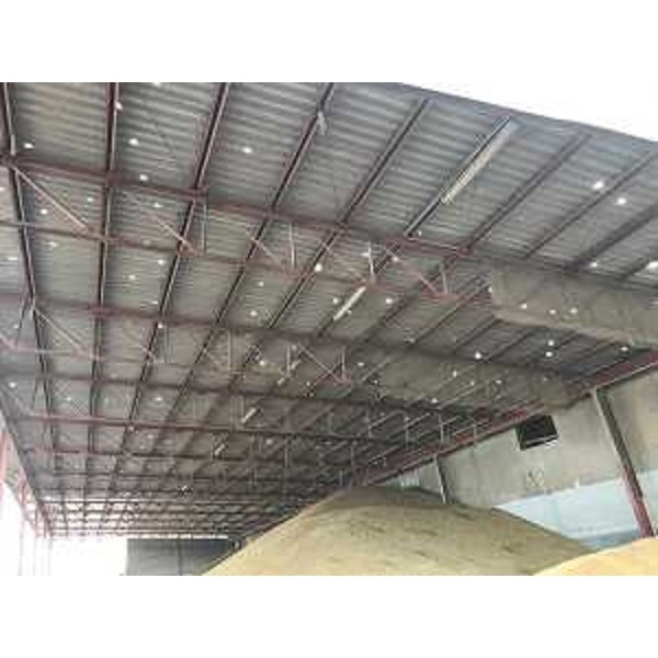 Uno dei tetti in eternit danneggiato dal maltempo abbattutosi nel pordenonese - Uno dei tetti in eternit danneggiato dal maltempo abbattutosi nel pordenonese