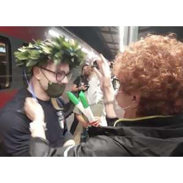 L'assessore regionale allo Sport Tiziana Gibelli "incorona" Mirko Zanni al suo arrivo in stazione ferroviaria a Pordenone - L'assessore regionale allo Sport Tiziana Gibelli "incorona" Mirko Zanni al suo arrivo in stazione ferroviaria a Pordenone