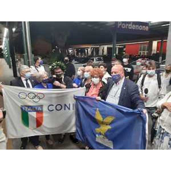 L'assessore regionale allo Sport Tizna Gibelli insieme al collega del comune di pordenone Walter De Bortoli insieme alla medaglia olimpica Miko Zanni - L'assessore regionale allo Sport Tizna Gibelli insieme al collega del comune di pordenone Walter De Bortoli insieme alla medaglia olimpica Miko Zanni