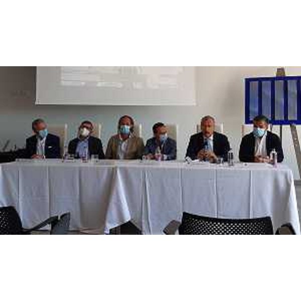 La tavola dei partecipanti alla conferenza stampa di presentazione del sodalizio tra Lignano Sabbiadoro e la Volley Talmassons - La tavola dei partecipanti alla conferenza stampa di presentazione del sodalizio tra Lignano Sabbiadoro e la Volley Talmassons