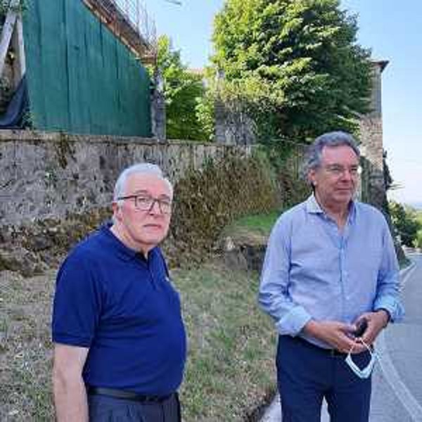 L'assessore regionale alle Infrastrutture e Territorio, Graziano Pizzimenti, nel corso del sopralluogo all'abbazia di Rosazzo accompagnato dal direttore della Fondazione omonima, monsignor Sergio di Giusto. - L'assessore regionale alle Infrastrutture e Territorio, Graziano Pizzimenti, nel corso del sopralluogo all'abbazia di Rosazzo accompagnato dal direttore della Fondazione omonima, monsignor Sergio di Giusto. 